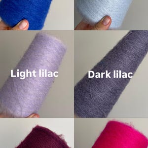 Pu&ograve; includere: Sei coni di filato soffice in vari colori, etichettati come Bright blue, Light blue, Light lilac, Dark lilac, Burgundy e Fuchsia. Ogni cono presenta un aspetto morbido e testurizzato con un colore distinto, presentato in una griglia.
