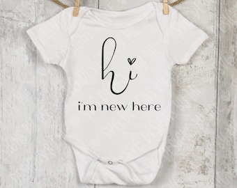 Hallo im neuen hier Svg - Baby Svg - Neugeborene svg - Baby Onsie Svg - Baby-Dusche Svg - Cricut geschnitten Dateien - Png - Dxf - Eps -kommerzielle Nutzung ok