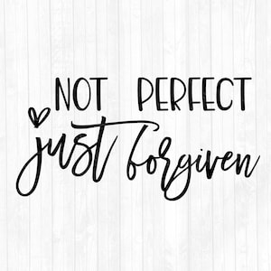 Könnte beinhalten: Schwarz-weißes Typografie-Design mit einem Herzen und dem Text "Not perfect just forgiven".