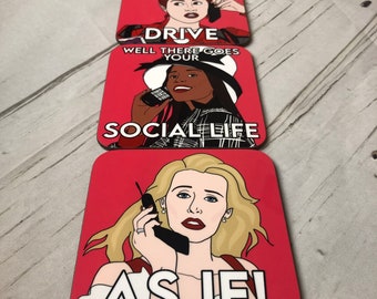 Puede incluir: Conjunto de tres posavasos cuadrados rojos con personajes de la película 'Clueless'. Cada posavasos tiene un personaje diferente y una cita de la película. El primer posavasos presenta a Alicia Silverstone como Cher Horowitz con la cita 'You're a virgin who can't drive'. El segundo posavasos presenta a Stacey Dash como Dionne Davenport con la cita 'Well there goes your social life'. El tercer posavasos presenta a Brittany Murphy como Tai Frasier con la cita 'As if!'