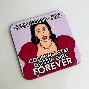 Peut inclure: Un dessous de verre violet et blanc avec une illustration de dessin anim&eacute; d'une femme aux longs cheveux noirs portant une robe rouge. Le texte "Even Gossip Girl Couldn't Stay Gossip Girl Forever" est imprim&eacute; sur le dessous de verre.