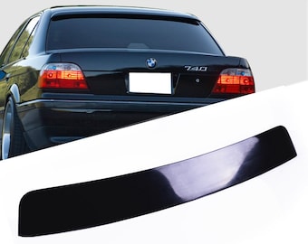 Könnte beinhalten: Schwarzer Heckspoiler für ein Auto. Der Spoiler ist aus glänzendem schwarzem Kunststoff und hat eine gebogene Form.