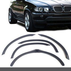Könnte beinhalten: Ein Satz von sechs schwarzen Kunststoff-Radlaufverbreiterungen für ein Auto. Die Verbreiterungen sind so konzipiert, dass sie die Karosserie des Autos vor Schmutz und Ablagerungen schützen.
