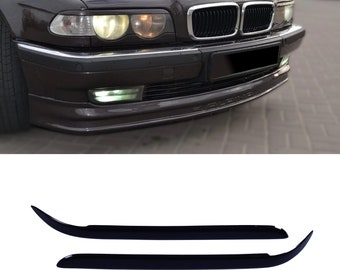 Könnte beinhalten: Ein dunkelbraunes Auto mit schwarzer Frontstoßstange und Chromgrill. Das Auto hat helle Scheinwerfer und Nebelscheinwerfer. Darunter zwei schwarze Seitenschweller.