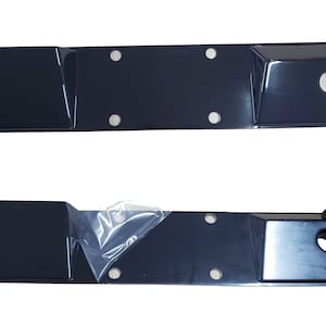 Könnte beinhalten: Zwei schwarze Metallplatten mit mehreren Löchern und einer abgerundeten Kante. Die Platten sind wahrscheinlich für ein Fahrzeug oder eine Maschine.