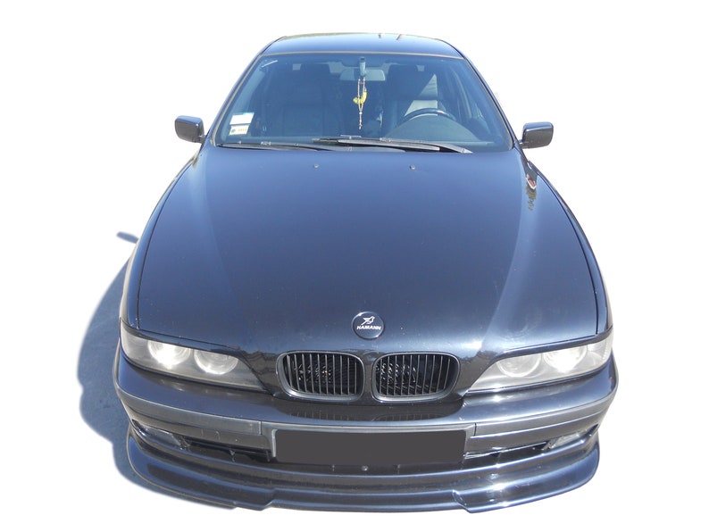 Puede incluir: Un sed&aacute;n BMW Serie 5 negro con un aler&oacute;n de parachoques delantero y una parrilla negra. El coche tiene una pintura negra y un interior negro.