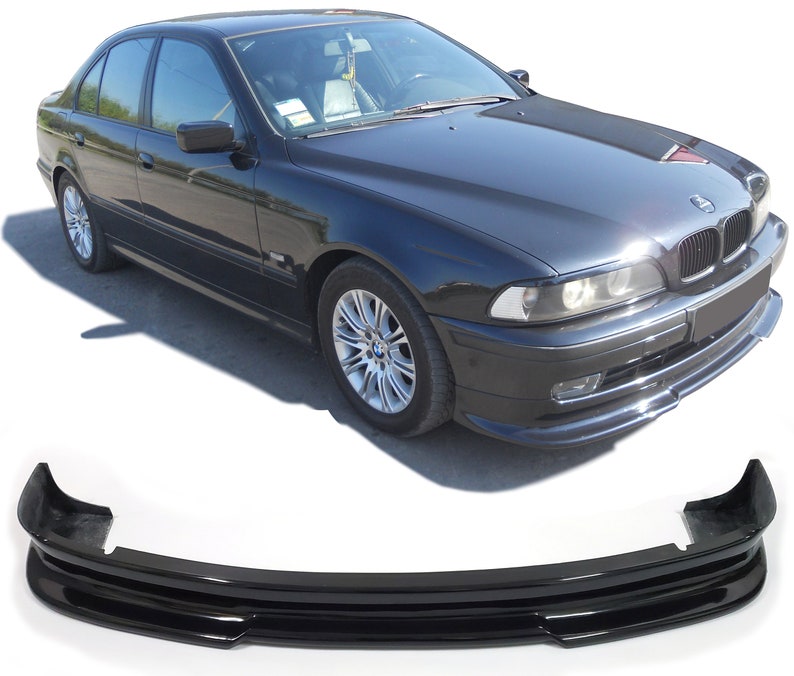 Puede incluir: Spoiler de parachoques delantero de coche negro. El spoiler est&aacute; hecho de un material negro brillante y tiene un dise&ntilde;o elegante y aerodin&aacute;mico. Est&aacute; dise&ntilde;ado para mejorar la aerodin&aacute;mica del coche y darle un aspecto m&aacute;s agresivo.