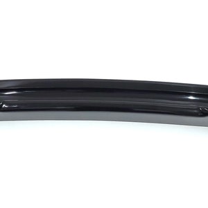 Puede incluir: Un aler&oacute;n de coche de pl&aacute;stico negro con un dise&ntilde;o curvo. El aler&oacute;n tiene un acabado liso y brillante.