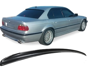 Könnte beinhalten: Ein schwarzer Heckspoiler für eine silberne BMW Limousine. Der Spoiler ist gebogen und hat eine glänzende Oberfläche.