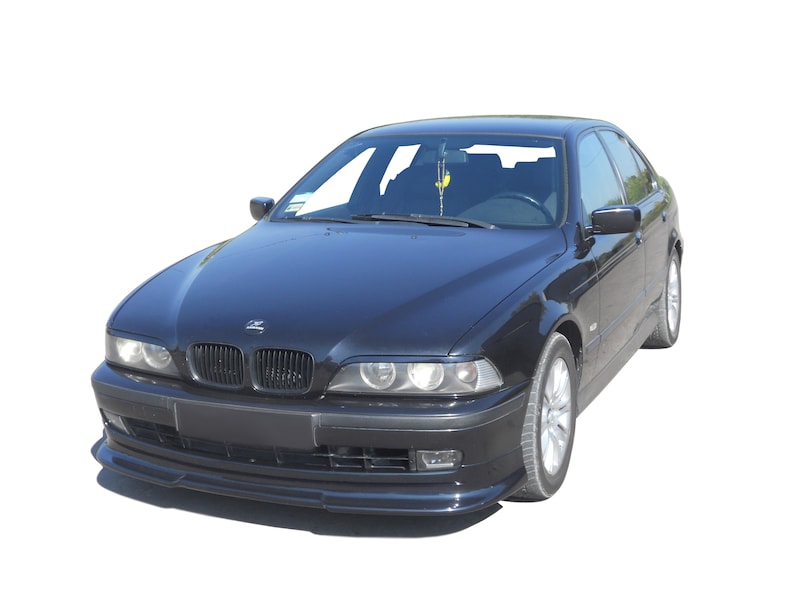 Puede incluir: Un sed&aacute;n BMW negro con un aler&oacute;n delantero. El coche tiene una parrilla y faros negros.
