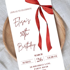 Puede incluir: Una invitación blanca con un lazo de cinta rojo. La invitación dice "Únete a nosotros para celebrar el 30 cumpleaños de Elisa" e incluye la fecha "26 de marzo" y la hora "14:30 PM". La dirección es "30 Birthday Lane, Party Road, E30 TH1".