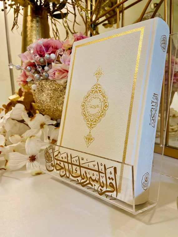 Weißes Cover Koran. Goldfolie Koran. Arabische Schrift Quran