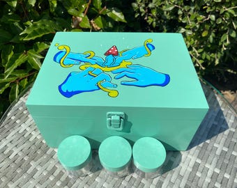 Caja de madera con forma de hongo pintada a mano y bandeja para liar