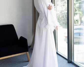 White Silk Bridal Robe with Train and Feather-Trimmed Sleeves – Elegant Wedding Morning Attire