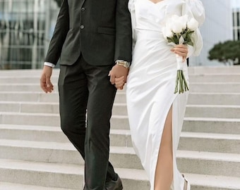 Vestido de novia real de satén blanco: mangas abullonadas y abertura en el muslo.