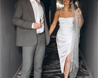 Elegante vestido de novia de satén con corsé en la espalda y abertura hasta el muslo