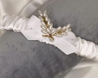 Liga nupcial elegante de satén: liga nupcial blanca o marfil con detalles de ramas de perlas