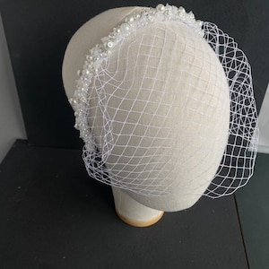 Hoofdband en bruids Birdcage sluier, bruids bandeau sluier, witte sluier, bruiloft sluier, BirdCage sluier verspreide parel, sluier versierd met parels