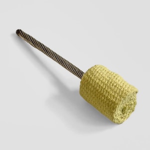 Peut inclure: Un poi de feu avec une poignée en métal torsadé et une tête cylindrique en tissu jaune-vert. La poignée est constituée de brins de métal étroitement enroulés. La tête en tissu est un cylindre solide et texturé.