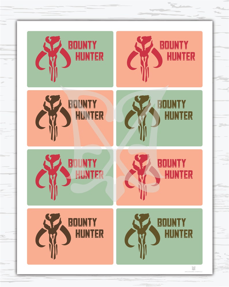 Puede incluir: Ocho pegatinas cuadradas imprimibles con fondo verde y melocot&oacute;n. Cada pegatina presenta un s&iacute;mbolo mandaloriano rojo o marr&oacute;n con el texto "BOUNTY HUNTER" en rojo.