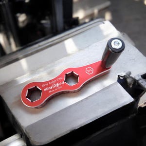 3/4 Vise speed wrench fits vises that use a 3/4 inch handle