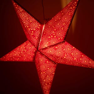 Stella di carta rossa con motivo, stella di Natale, stagione dell'Avvento, carta di velluto rosso