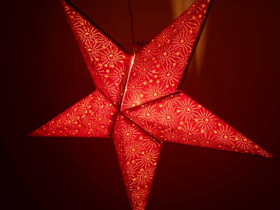 Roter Papierstern mit Muster, Weihnachtsstern, Adventszeit, Samtpapier rot