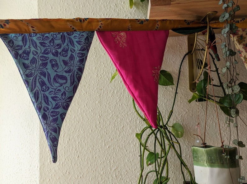 Bunte Wimpelkette aus recycelten Saris, indoor und outdoor, Bunte Deko Girlande Bild 9