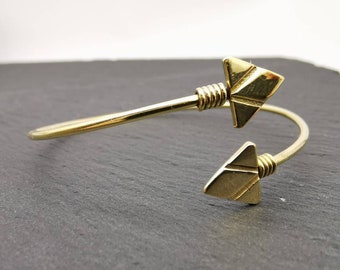 Minimalist brass bangle “GOLDEN ARROW” | Open boho bangle with lace | Delicate gold-tone stacking bangle for women