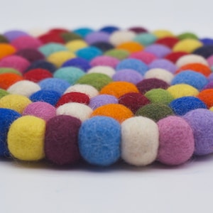 Runder Filz Untersetzer „RAINBOW JOY“ aus Wollfilzkugeln, bunt | farbenfroher hitzebeständiger Topf‑ & Glasuntersetzer