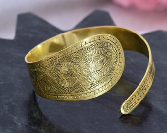 Wide brass bangle “GAIA”, adjustable | gold-colored boho bangle for women, handmade brass bangle