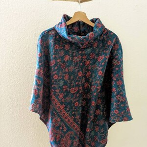 Warmer Poncho mit Paisley Muster, Türkis / Flieder