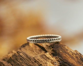 Stapelring met stippen in 925 sterling zilver | delicate ring met kleine kraaltjes | minimalistische stapelring om te combineren en te stapelen