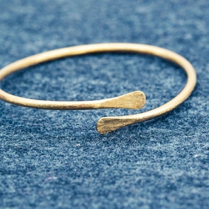 Brass bangle with brushed surface, gold