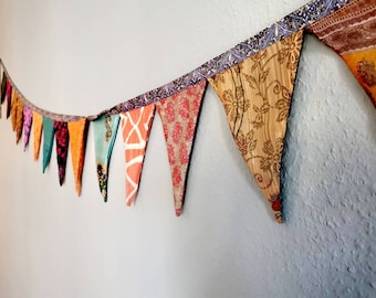 Bunte Wimpelkette aus recycelten Saris, indoor und outdoor, Bunte Deko Girlande