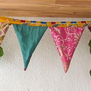 Bunte Wimpelkette aus recycelten Saris, indoor und outdoor, Bunte Deko Girlande imagem 8