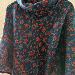 Warmer Poncho mit Paisley Muster, Türkis / Flieder