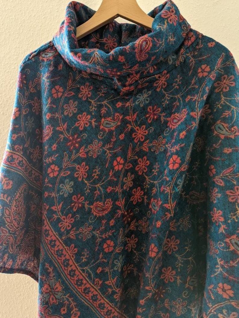 Warmer Poncho mit Paisley Muster, Türkis / Flieder