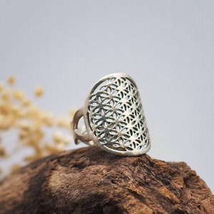 Ring &quot;Flower of Life&quot; with extraordinary ring band