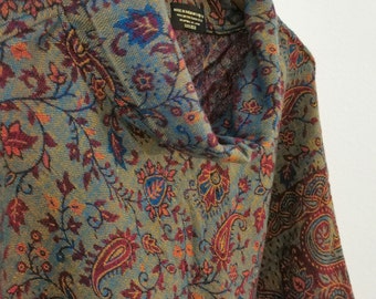 Comodo poncho JULE con motivo paisley, turchese