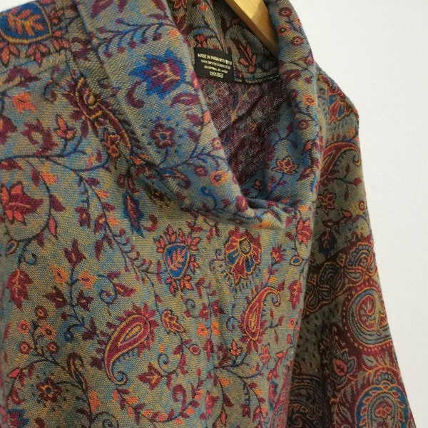 Comodo poncho JULE con motivo paisley, turchese