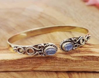 Guldfärgad armring ”SELENE” med äkta månstenar | Bronsfärgad mässingsarmring med blommönster