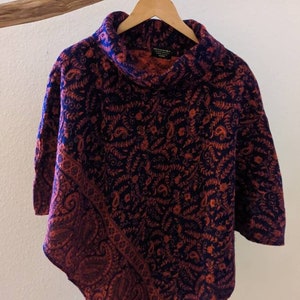 Winter poncho LIA with paisley pattern, purple