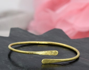 Adjustable brass bangle with brushed finish, gold, LUNA
