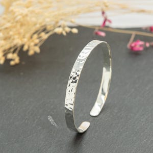 Hammered 925 silver bangle – unisex, adjustable, handmade, minimalist