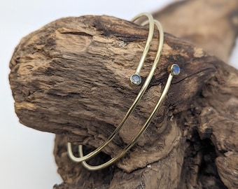 "LUNA" upper arm bangle in brass with gemstone | Adjustable bangle with moonstone, garnet or amethyst
