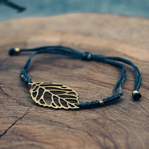 Knotted bracelet with leaf