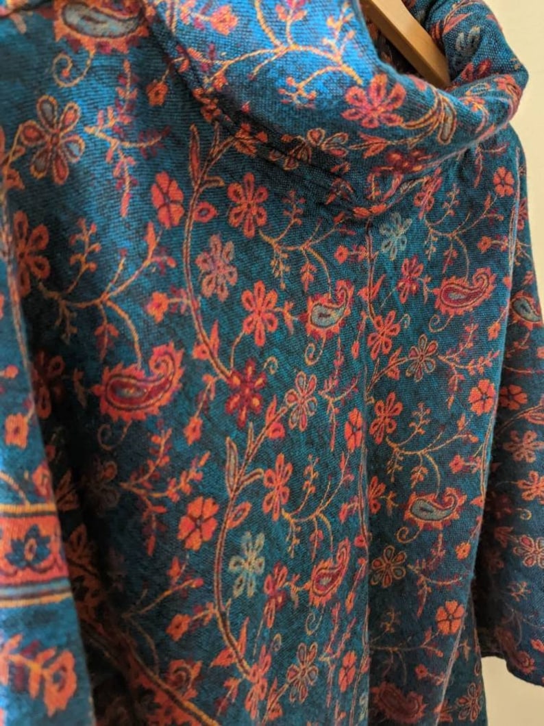 Warmer Poncho mit Paisley Muster, Türkis / Flieder