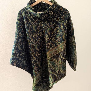 Warm poncho with paisley pattern, black / green