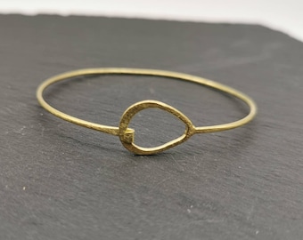 Elegant brass "GEOMETRIC GLOW DROP" bangle | minimalist boho bangle with a teardrop shape | delicate gold-tone bangle for women